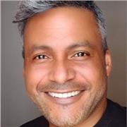 Profesor imparte clases de inglés básico y medio a estudiantes de primaria y secundaria